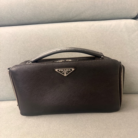 PRADA Saffiano 牛皮肩背郵差包