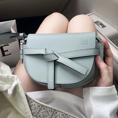 近新閒置🧚#Loewe #gatemini #馬鞍包 #霧霾藍寬肩帶 #有盒子