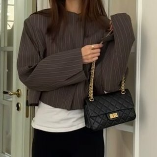 CHANEL - 黑色金釦牛皮2.55 24cm肩側背包