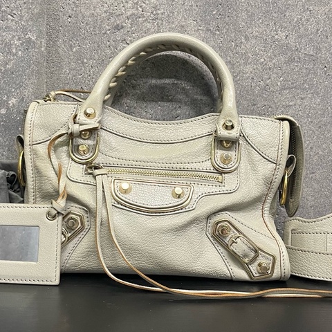 Balenciaga巴黎世家Mini Le City淺灰色金扣迷你機車手提單肩斜挎包 尺寸24*16*9cm附件：肩帶 塵袋 鏡子
