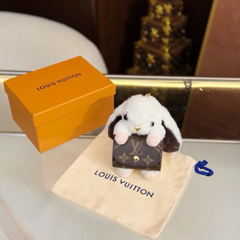 【超可愛掛件🐰極罕見不撞款🤭】LV小兔子公仔耳機包掛件 CUTE BUNNY M03230 包飾掛件｜耳機包｜鑰匙扣｜掛件｜掛飾
