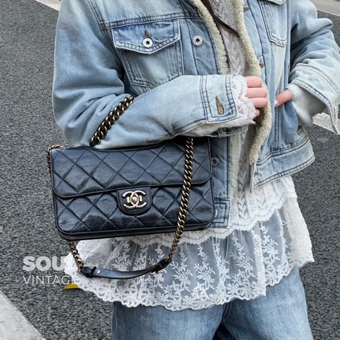 Chanel • 經典黑金油臘牛皮孟買 小號