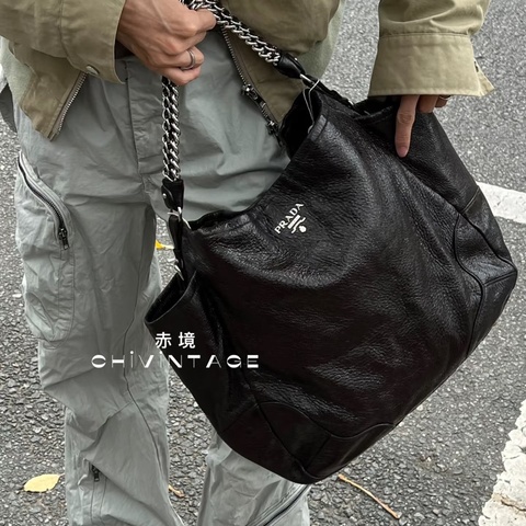 Prada • 經典黑銀油臘皮鏈條垃圾袋