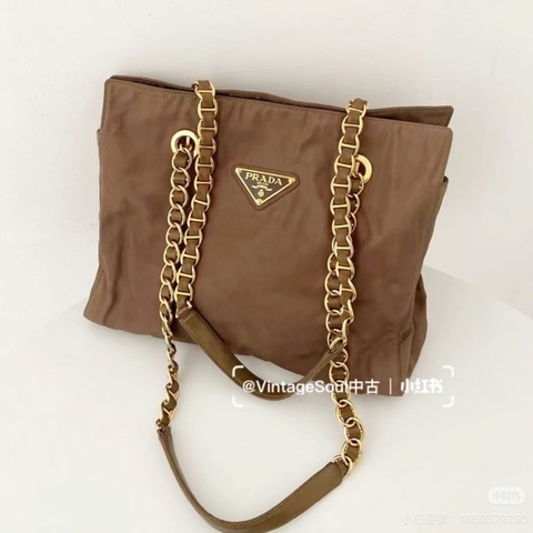 Prada • 經典卡其色尼龍降落傘鏈條包