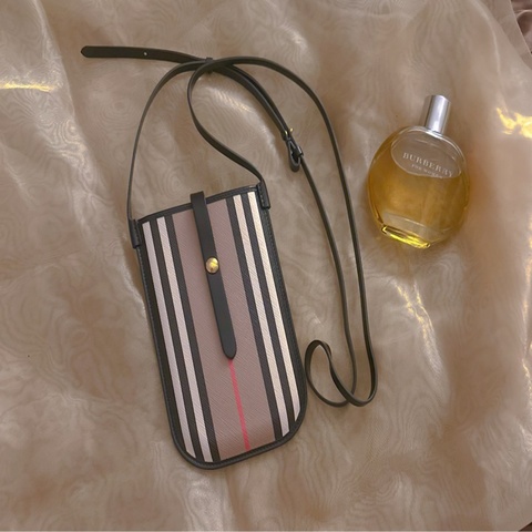 Burberry 🤎🤍🖤經典格紋4卡多功能📱卡包｜近新美品｜