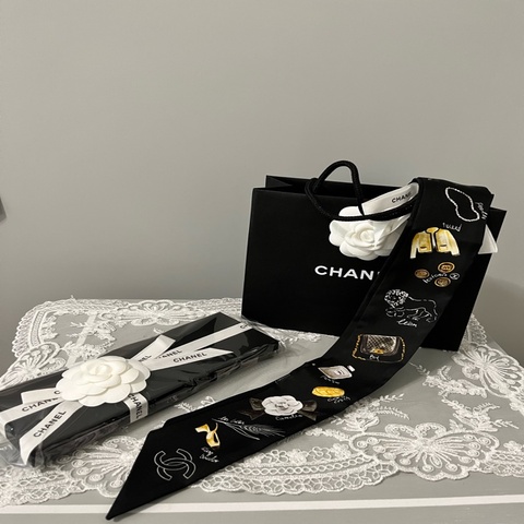 CHANEL 香奈兒《全新》品牌元素手繪 Twilly 絲巾｜山茶花・No.5・2.55 包款｜全配附購證