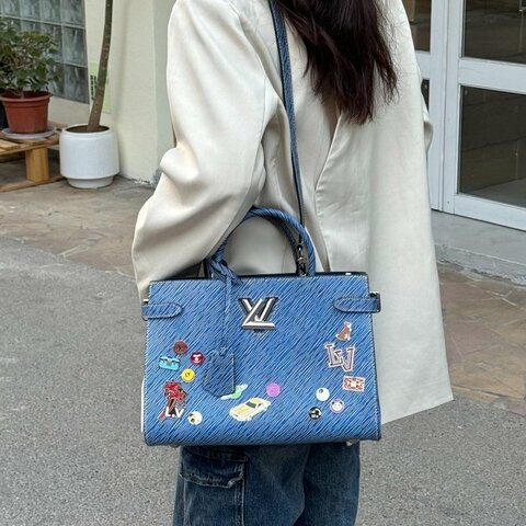 LV Twist tote牛仔藍徽章限量tote包 牛仔藍 銀色五金 30.5×12.5×22cm 98新配件塵袋 肩帶