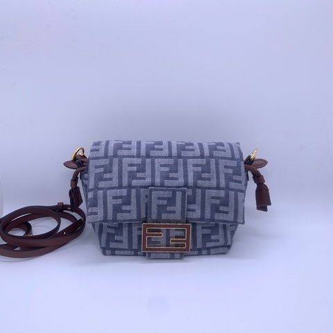 Fendi 芬迪Mamma Baguette 淺藍色FF老花丹寧牛仔手提單肩包 配有抽繩開合 可手提 也可斜挎