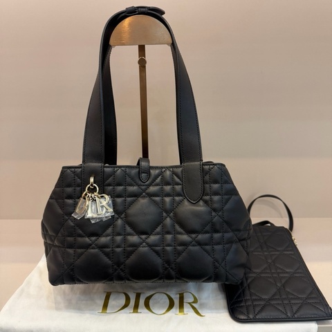 迪奧/Dior Toujours 黑色牛皮革超大藤格紋 土著小號黑色金扣 手提包托特包肩背包子母包