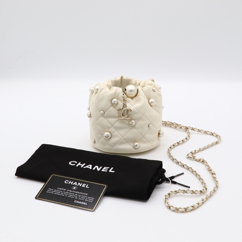 珍珠白🤍Chanel 香奈兒 經典菱格紋小羊皮 珍珠點綴 雙C皮穿鏈抽繩水桶包 斜背包