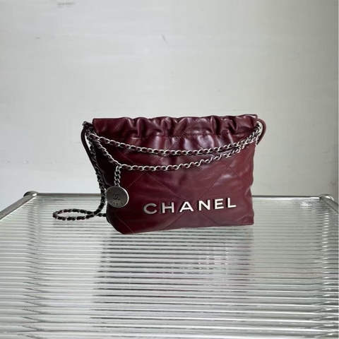 Chanel /香奈兒 22bag mini垃圾袋酒紅銀鍊，櫻桃🍒漿果的酒紅色，尺寸：20x19x6cm（顏色已絕版