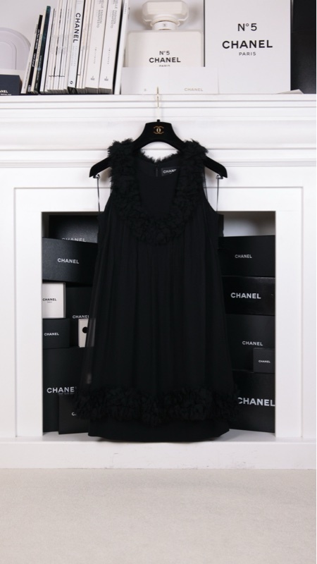 Chanel 06年秀款黑色毛毛滚边网纱无袖连衣裙