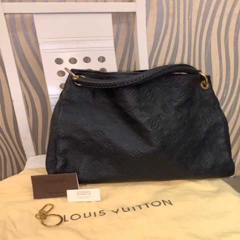 極新Louis Vuitton Artsy MM LV壓紋 包黑色 Monogram Empreinte 壓紋粒面牛皮皮革 金屬配件手工編織提把優雅流浪 hobo通勤包大包媽媽包路易威登包包肩背包手提包手拿包 單肩包 低調精品 質感