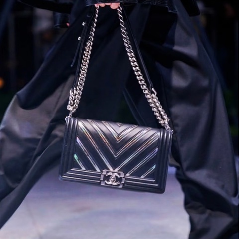 💎Chanel香奈兒｜黑銀中號Leboy鐳射V紋單肩斜挎包｜98成色 24開無卡