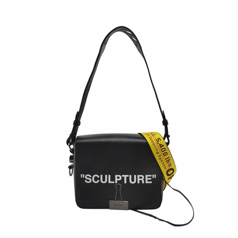 Off-White 牛皮Logo夾扣翻蓋斜背單肩包～潮品潮包