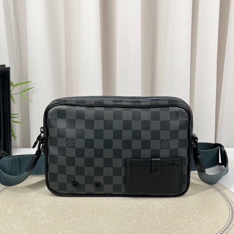 LV 路易威登     黑棋盤格男士郵差包  尺寸26*17*4cm