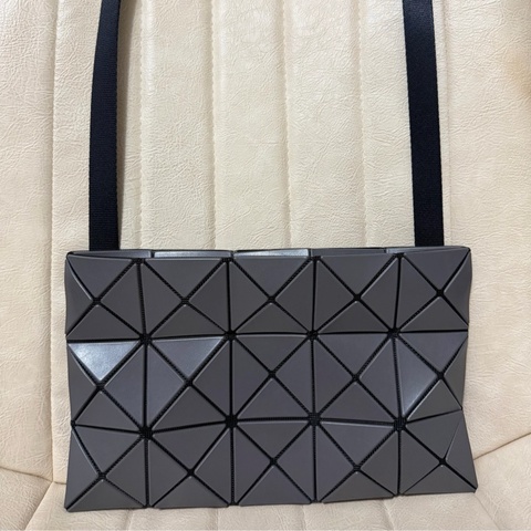 ISSEY MIYAKE BAOBAO 灰色皮質3X5