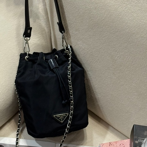 Prada • 經典黑銀尼龍迷你水桶包