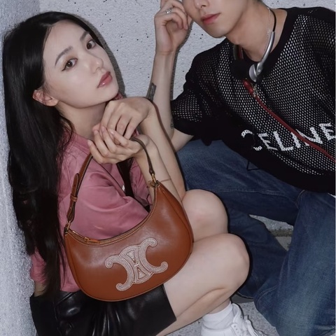 #Lisa同款 #全網最低價 #季節限定特殊款 CELINE 刺繡凱旋門Logo 月牙包