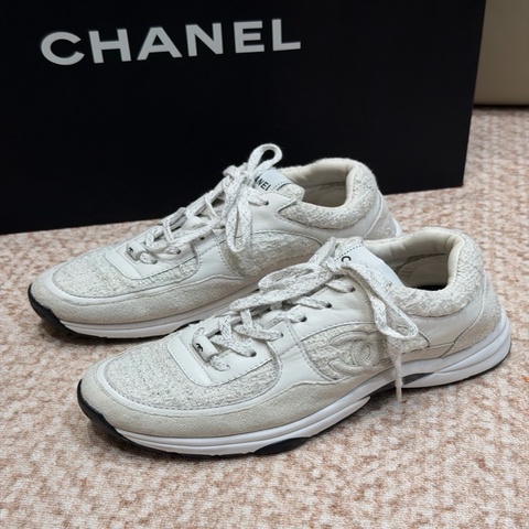Chanel香奈兒白色粗花呢搭配白色皮革側面粗花呢雙C logo點綴運動鞋女鞋35.5碼