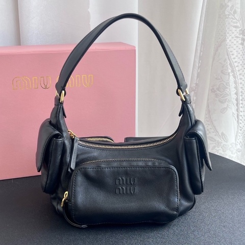 全新閒置🖤🎀#miumiu #黑色Hobo #機車包 #全配