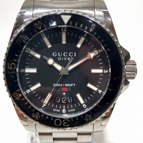 Gucci潛水錶，總重154.2公克，不鏽鋼材質，自動上鍊機芯，黑色錶盤，136.3