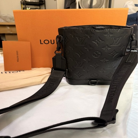 Louis Vuitton M82248 黑色老花壓紋水桶包