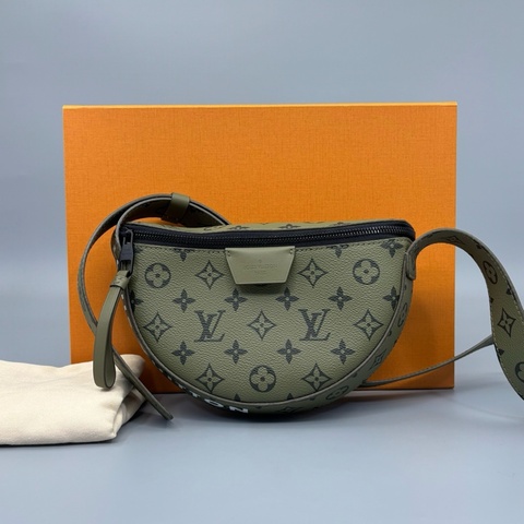 LV 路易威登 99新 卡其綠老花月亮包 純芯片 尺寸25*15 。