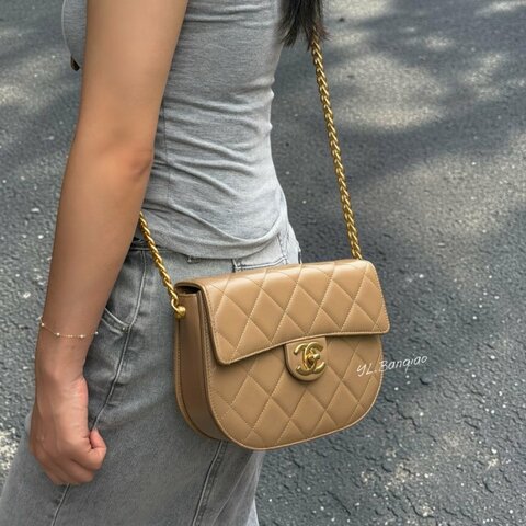 S5636-CHANEL  奶茶色油蠟牛皮下蓋馬鞍包AS2485