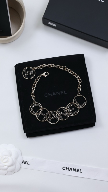 Chanel 19年黑色皮穿链字母圆环项链