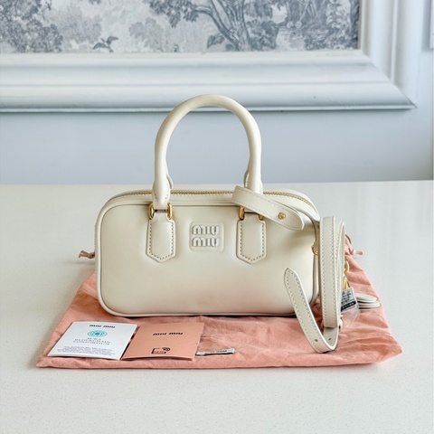 Miu Miu 繆繆Arcadie 白色保齡球包 浮雕logo