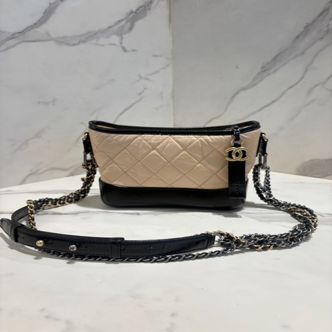 CHANEL膚拼黑流浪包Mini