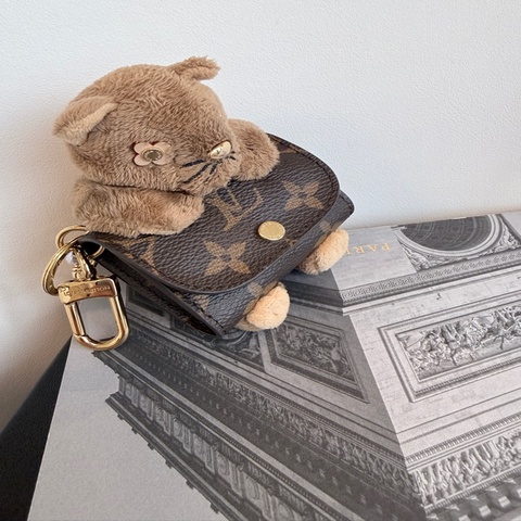 Louis Vuitton ✨LV老花錢包耳機包小熊花豹貓咪吊飾掛飾 原價三萬多