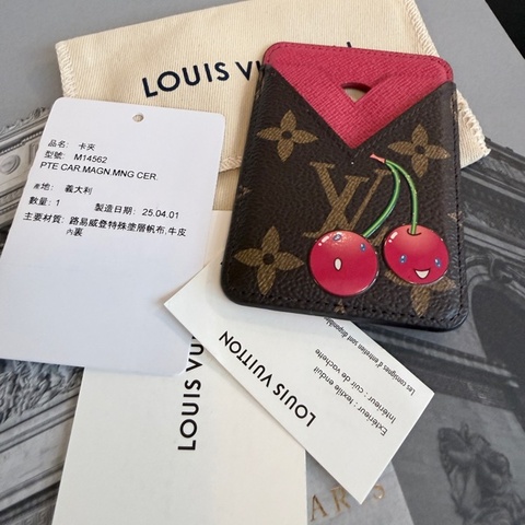 Louis Vuitton✨LV M14562 Magnet 村上隆聯名櫻桃系列手機磁吸式卡包