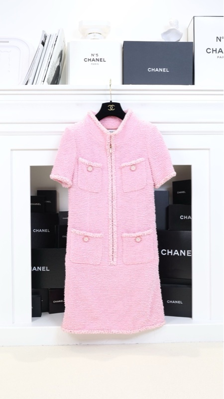 Chanel 19年邮轮系列秀款欧阳娜娜同款粉色雪花粗花呢四口袋连衣裙