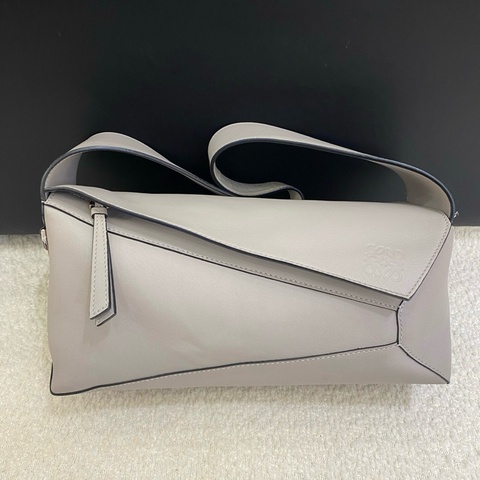 羅意威/Loewe puzzle hobo珍珠灰腋下包單肩包 底長29cm