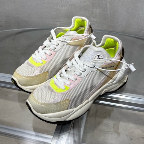 LV RUN55 浮雕白綠運動鞋 尺碼/36碼