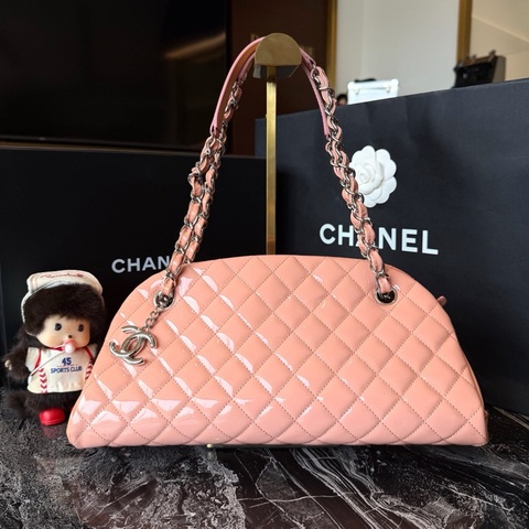Chanel 香奈兒 銀扣裸粉色小牛漆皮菱格紋保齡球鏈條單肩包 17開