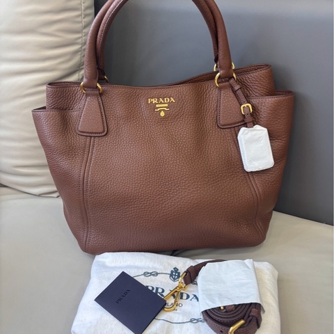 Prada • 經典金棕色牛皮Hobo包 🈶原廠背帶
