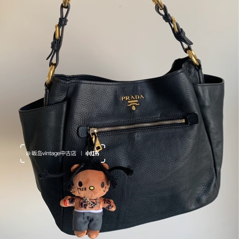 Prada • 經典黑金荔枝牛皮Hobo包