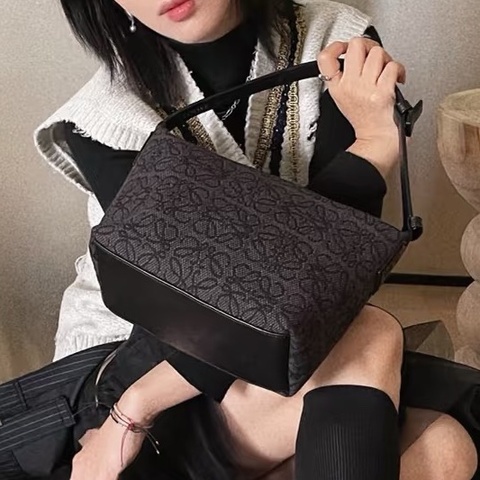 ✨Loewe羅意威｜黑色大花cubi飯盒包 經典壓紋 肩帶牛皮｜99新