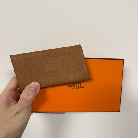 9成新 Hermès Calvi 卡夾 金棕 Gold Epsom 牛皮 銀釦｜經典百搭色