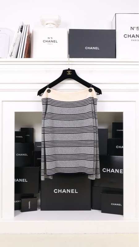 Chanel 10年早春度假系列秀款灰黑条纹针织一字肩毛衣