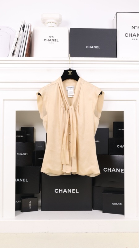 Chanel 04年香槟色珍珠扣背心上衣