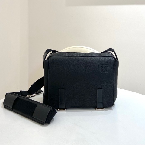 Loewe羅意威military黑色郵差斜挎包