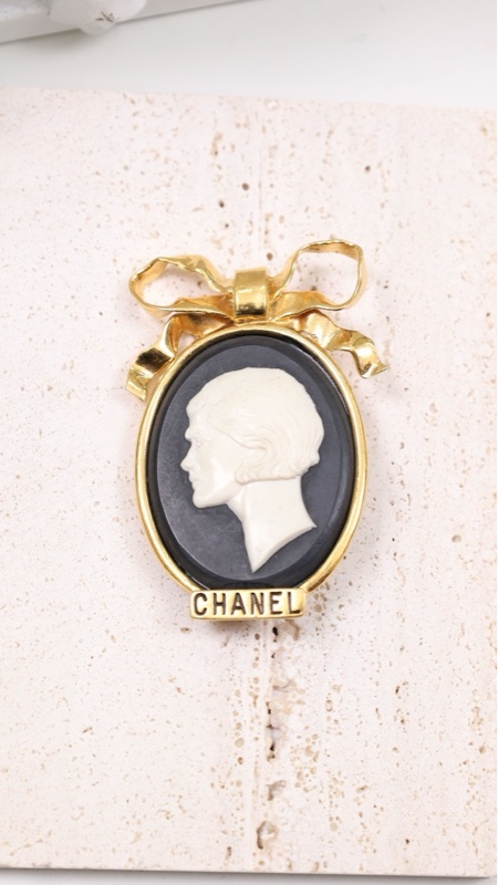 Chanel卡梅奥浮雕人像胸针