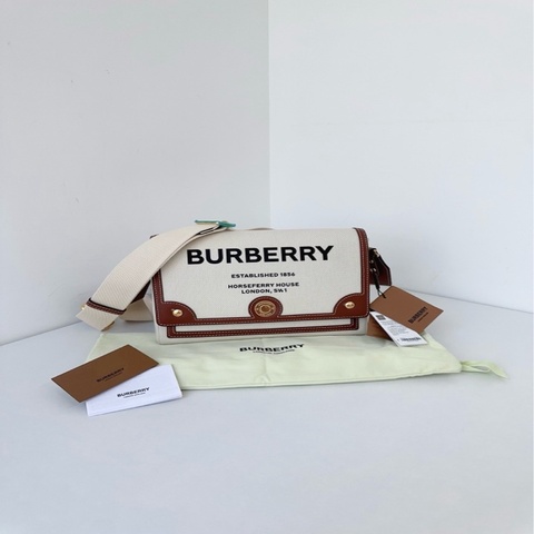 Burberry 巴寶莉 Horseferry Note 帆布拼棕皮郵差包 新款寬肩帶 橫版 25*18*9