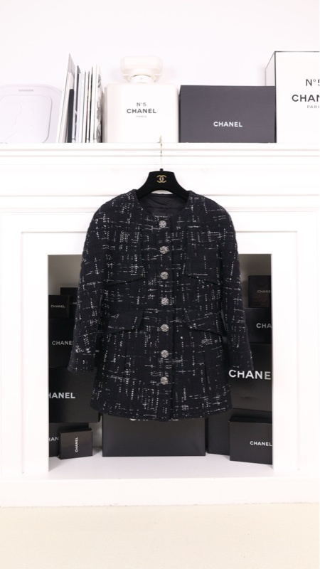 Chanel 18年秋冬预告系列黑白格纹四口袋琉璃扣外套
