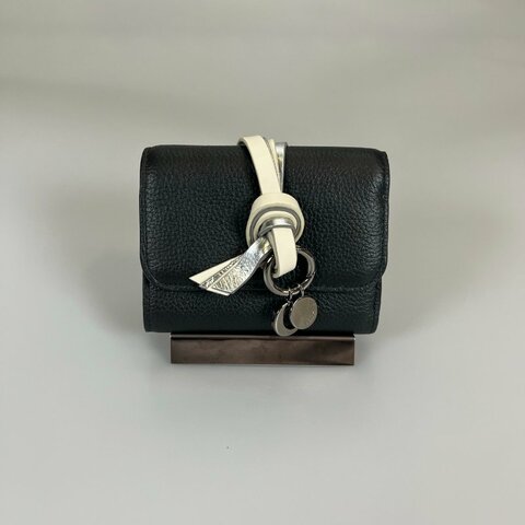 CHLOE 黑皮革白銀繩結三折短夾