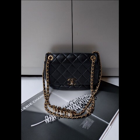 Chanel 特殊款黑白琺瑯字母鍊帶黑皮菱格口蓋包 20